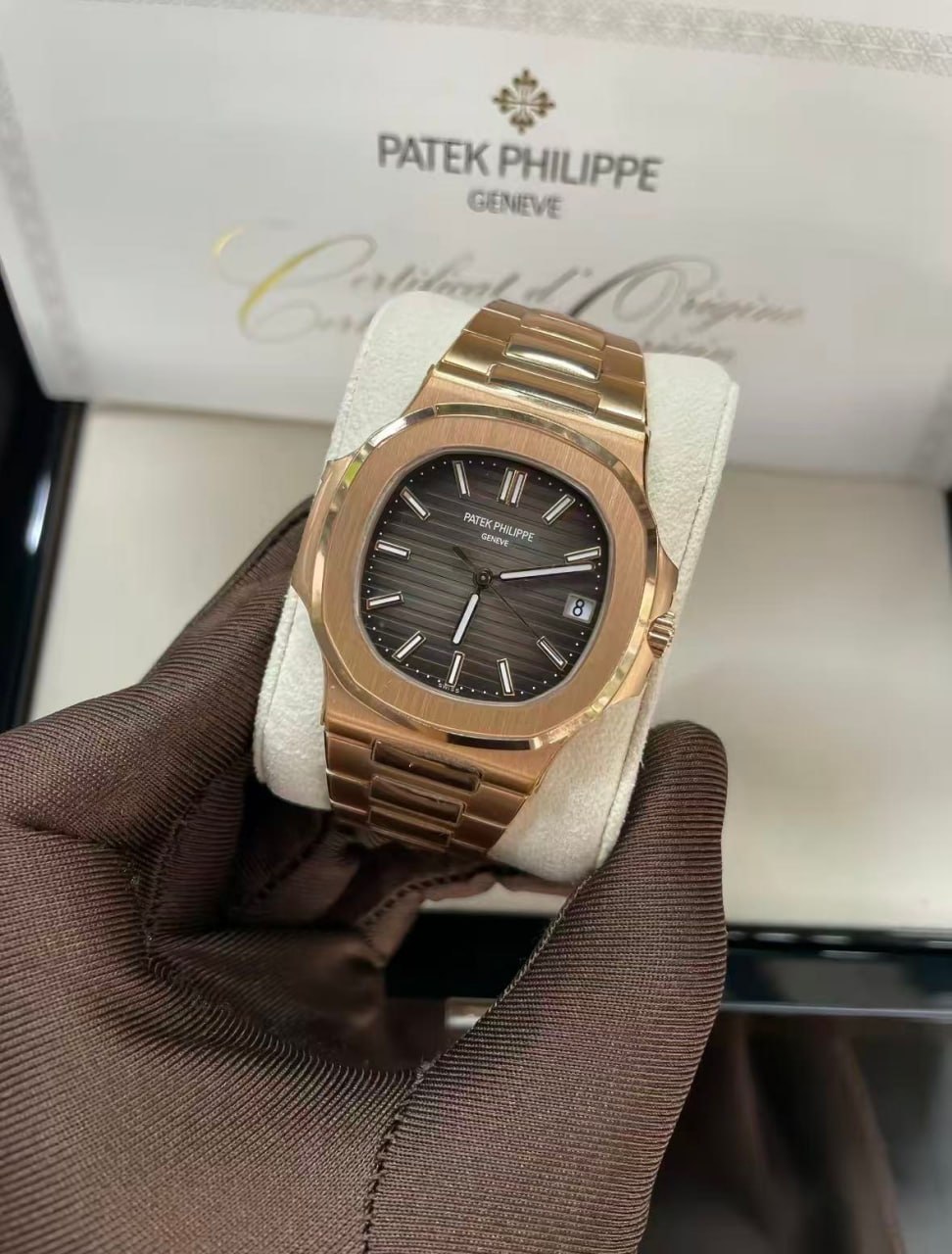玫瑰金色腕表与深色表盘细节 / Rose-tone watch with a dark dial